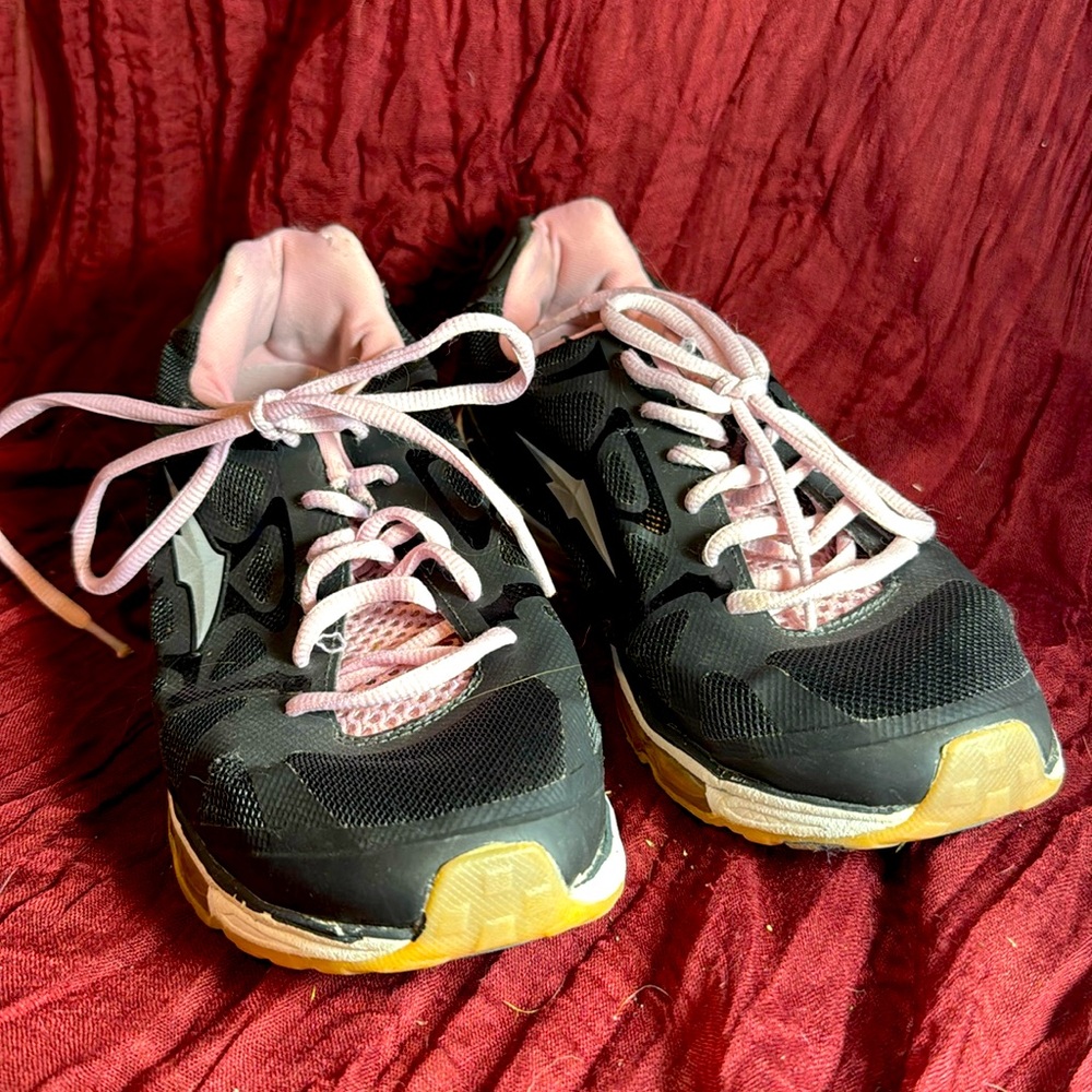 Black Avia Sneaker size 7